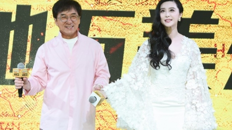 Thành Long bất ngờ thân mật với Phạm Băng Băng trên sóng truyền hình