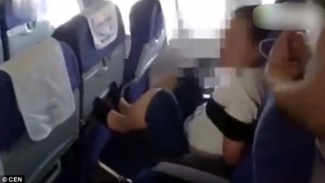 Video hành khách la hét, ném tiền và đòi nhảy khỏi máy bay bị trói giữ