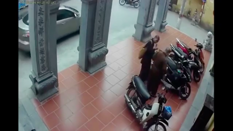 Vờ nghe điện thoại, thanh niên trộm xe của sư thầy ngay tại cổng chùa