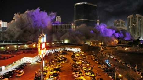 Video: Casino 24 tầng sụp đổ chỉ trong vài giây