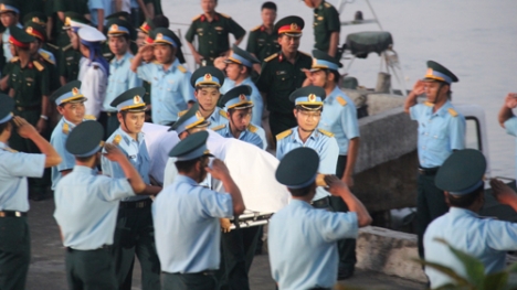 Nghẹn ngào phút đón thi thể phi công Trần Quang Khải về đất liền