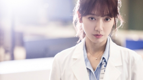 Doctors tập 1: Kim Rae Won đòi hẹn hò Park Shin Hye sau lần đầu chạm mặt