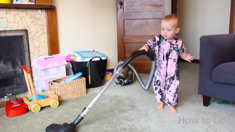 Video: Em bé làm việc nhà theo lệnh bố cực đáng yêu