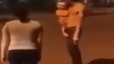 Thanh niên nghi 'ngáo đá' vừa bế con, vừa đánh vợ trên đường