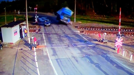 Vào cua tốc độ cao, xe tải lật ngay trên đường tàu