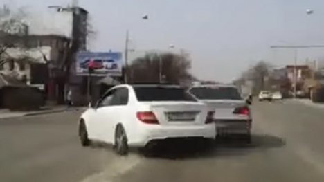 Mercedes vượt đèn đỏ húc vỡ xe khác