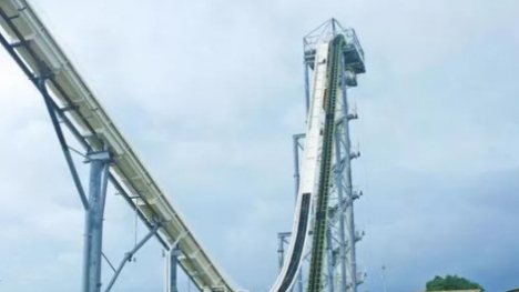 Cậu bé tử vong khi chơi cầu trượt nước cao nhất thế giới