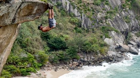 Nam thanh niên dùng chân treo ngược người trên vách đá