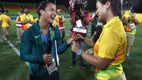 Màn cầu hôn VĐV đồng tính nữ lãng mạn ngay trên sân đấu Olympic Rio
