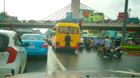 Tài xế xe khách dừng xe, xuống tiểu bậy ngay giữa Ngã Tư Sở