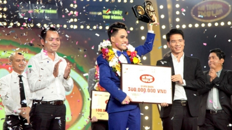 Học trò Trấn Thành bị chỉ trích vì dùng ảnh ca sĩ Hàn đặt trên bàn thờ