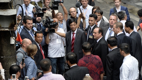 Dân hồ hởi đón Tổng thống Pháp đi dạo Phố Cổ