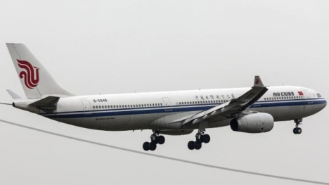 Dùng thìa và tăm cứu hành khách bị động kinh trên máy bay