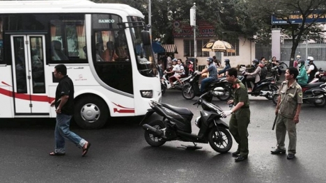 Thanh niên bị chém gần đứt lìa cánh tay khi đang đi xe máy ở Sài Gòn