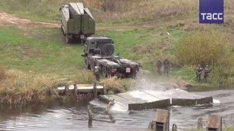 Video: Xem tên lửa RS-24 Yars Nga vượt sông bằng cầu phao