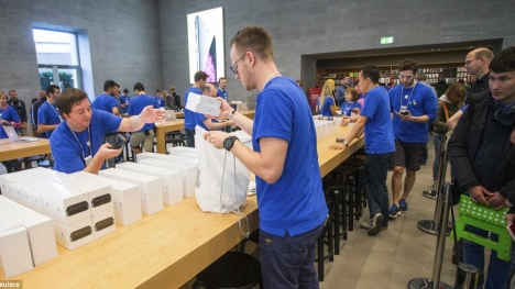 Cướp 19 chiếc iPhone trong cửa hàng Apple chỉ trong 1 phút 30 giây