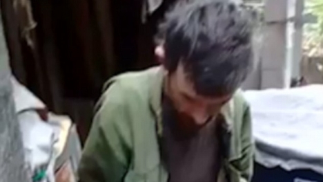 Cảnh sát vô tình giải cứu thanh niên bị cha ruột nhốt dưới hầm hơn 20 năm