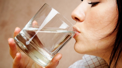 8 điều kì diệu xảy ra với cơ thể khi bạn uống nước ngay sau thức dậy
