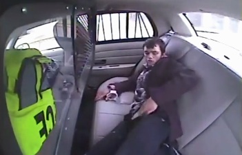 Video: Nghi phạm văng khỏi xe cảnh sát khi tìm cách bỏ trốn