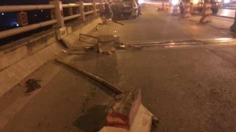 Bị ô tô đâm bay khỏi cầu Thanh Trì, nam sinh viên tử vong