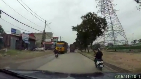 Xe máy sang đường bất ngờ, lao trực diện vào đầu xe tải