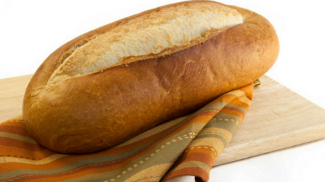 Hướng dẫn làm trắng răng với bánh mì cấp tốc