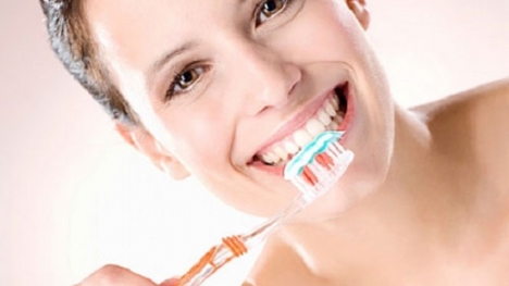 Cách làm trắng răng cho người hút thuốc lá hiệu quả