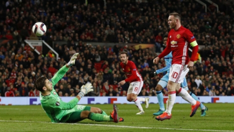 Rooney lập kỷ lục, Man Utd đè bẹp Feyenoord với tỷ số 4-0