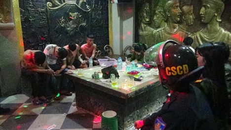 Hàng chục công an đột kích quán karaoke, phát hiện 15 thanh niên đang 'phê' ma túy