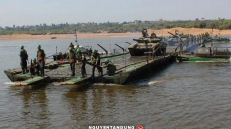 Cầu phao dài hơn 1.000m chỉ xây trong 27 phút