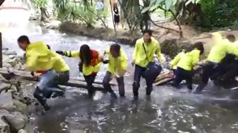 Nhóm phượt thủ 'tự sướng' làm sập cầu ở suối Cá Thần Thanh Hóa