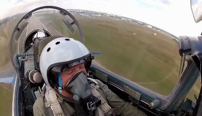 Video: Xem Su-30 Nga đua tốc độ với siêu xe Ferrari