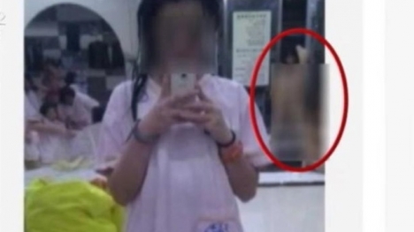 Bị bắt vì hồn nhiên 'livestream' trong phòng tắm công cộng