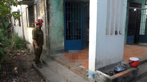 Người đàn ông bị đâm gục khi đang ngủ ở hiên nhà