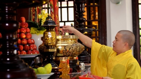 Cách rút bớt chân hương, dọn dẹp bàn thờ đúng cách để đón Tết