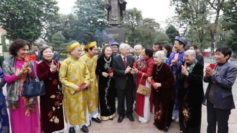 Tổng Bí thư đi xe buýt, bách bộ chúc Tết người dân Hà Nội