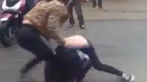 Xác minh đối tượng lột đồ nữ sinh lớp 10 trước cổng trường