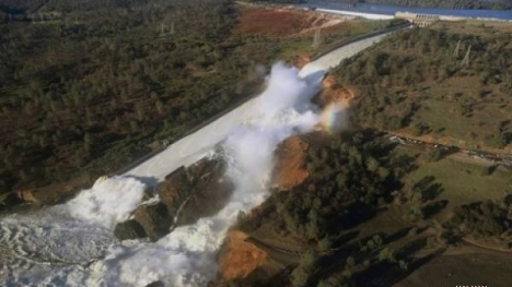 Đập hồ Oroville cao nhất nước Mỹ trước nguy cơ đổ sụp được nhìn từ trên cao