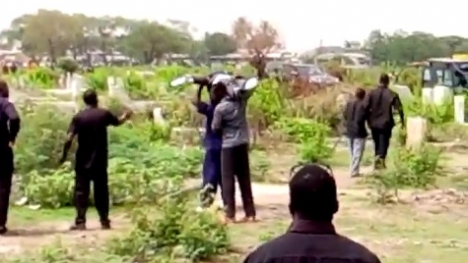 Video: Nhân viên nhà xác tịch thu thi hài giữa lễ tang gây phẫn nộ