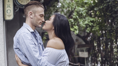 Khoảnh khắc lãng mạn, ngọt ngào của Phương Vy bên chồng Tây