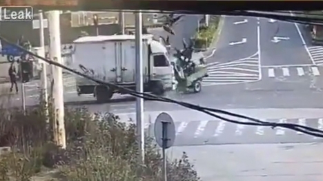 Video: Xe ba bánh đấu đầu xe tải, 8 người bị hất tung lên không trung