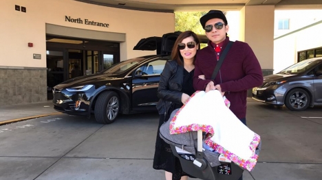 Đan Trường lái siêu xe đón vợ và quý tử xuất viện