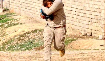 Video: Chiến binh bị IS giết hại khi giải cứu em bé khỏi nguy hiểm