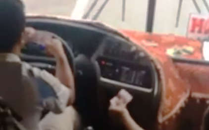 Video: Tài xế dùng điện thoại, chơi 'gọi số' khi đang chở khách