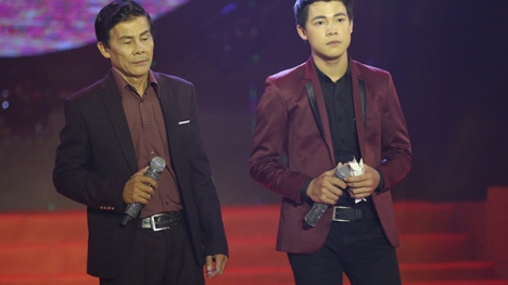 Hot boy bán kẹo kéo học hết lớp 2 gây sốt với giọng hát ngọt ngào