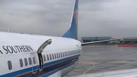 Video: Cửa thoát hiểm bật ra khi máy bay cất cánh khiến hành khách hoảng loạn