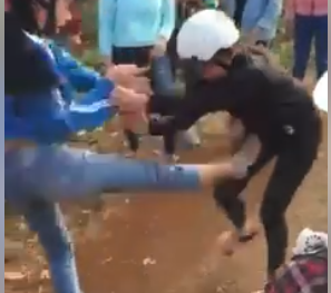 Nguyên nhân 2 nữ sinh đánh nhau như phim