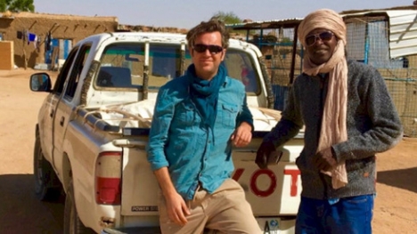 Nhà báo bị bắt giữ suốt 6 tuần ở Sudan đã giấu chiếc thẻ nhớ trong hậu môn để mang lại những thước phim chân thực