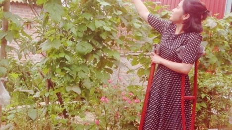 Bị u xương khổng lồ, cuộc sống thu bé lại chỉ bằng chiếc nạng gỗ, cô gái này vẫn chưa một ngày quên cười