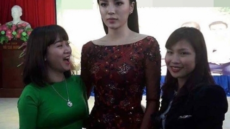 Kỳ Duyên lộ gương mặt vô hồn như tượng sáp khi chụp ảnh cùng fan